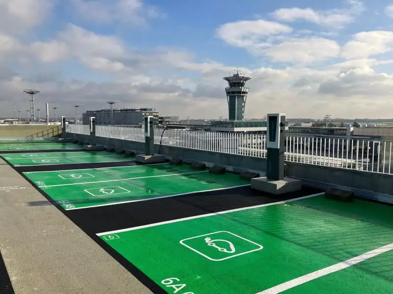 Inauguration de 25 de bornes de recharge électrique au P18 et P8 à Paris-Orly en janvier 2023